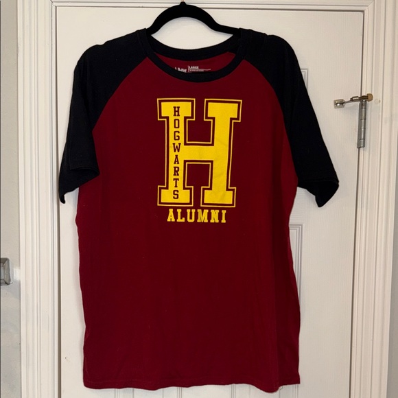 Warner Bros. Harry Potter “Hogwarts Alumni” Red and Black Tee - Picture 1 of 4